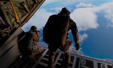 Vídeo incrível: militar grava o próprio salto de paraquedas