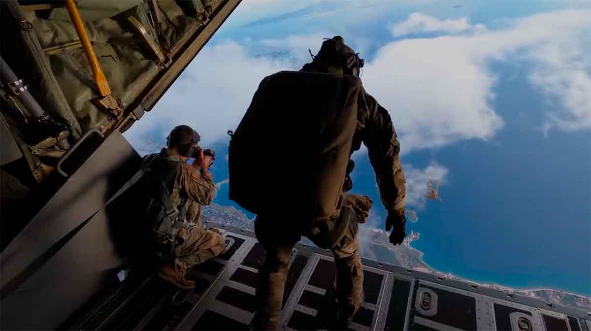 Geweldige video: Militair filmt zijn eigen parachutesprong