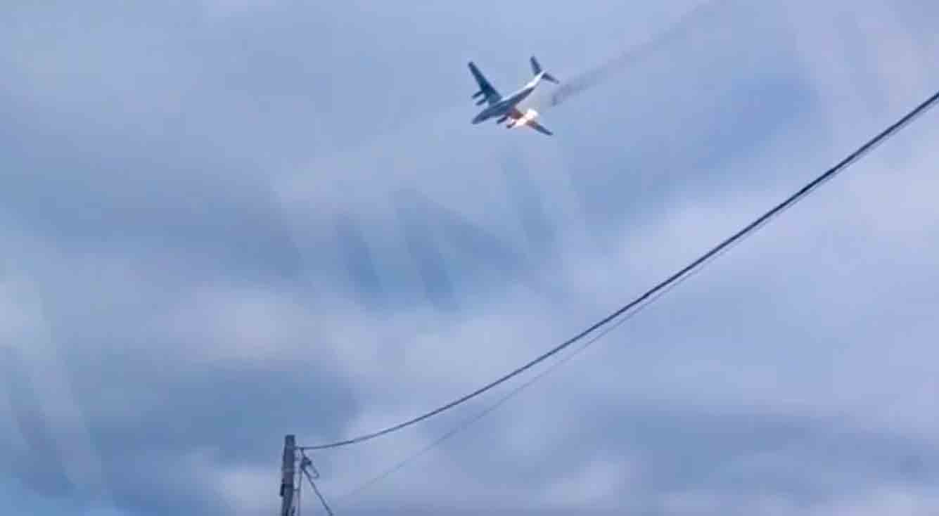 Vídeo: Avião militar de carga tipo Il-76 caiu na Rússia. Fotos e vídeos: Reprodução twitter @front_ukrainian
