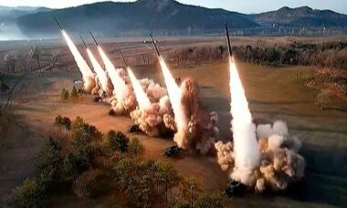 Vídeo: Coreia do Norte realiza um grande lançamento com seus sistemas de foguetes múltiplo de 600 mm. fotos : KCNA