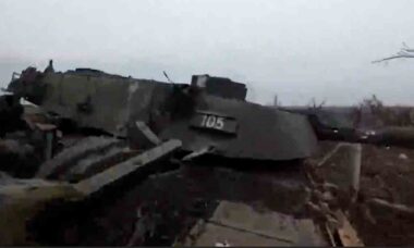 Vídeo: Russos registram imagens de tanque Abrams destruído na Ucrânia