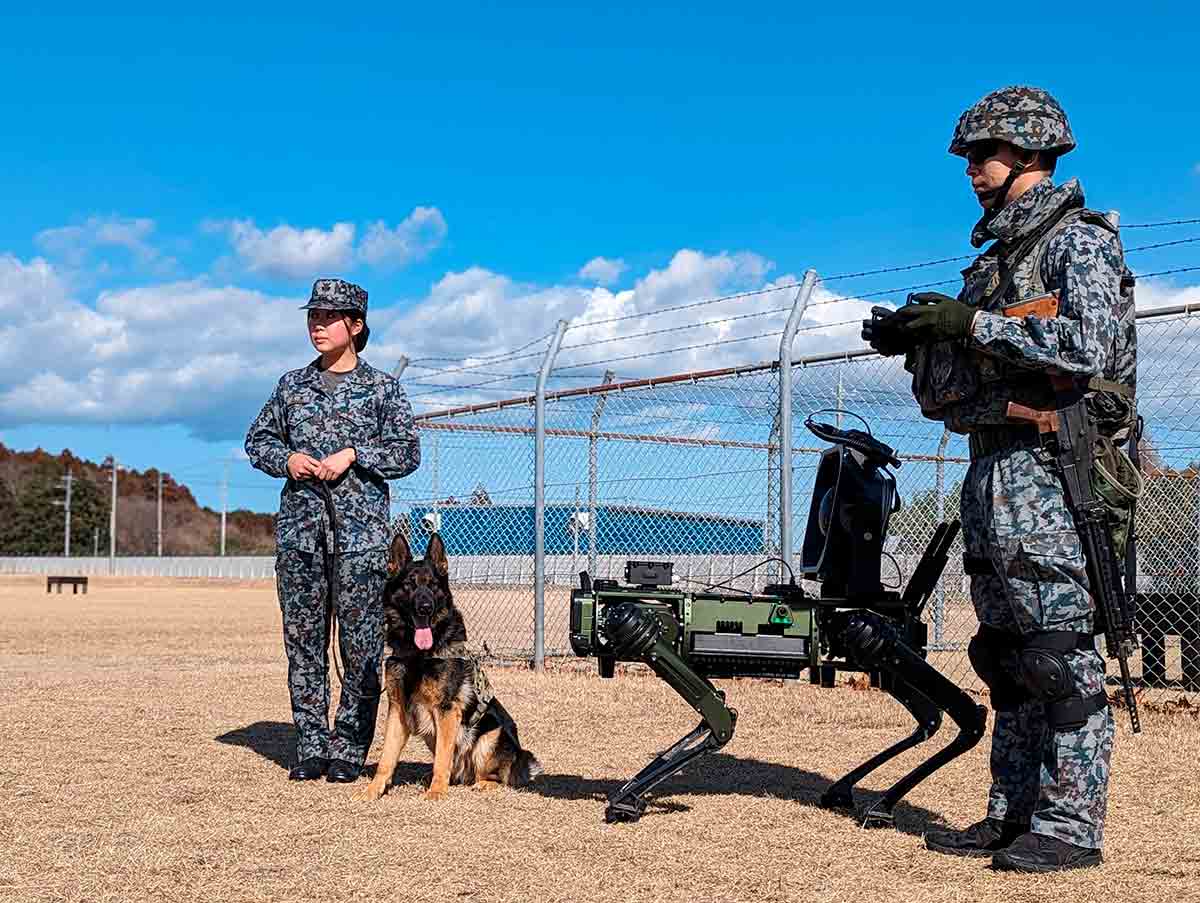 Le Forze di Autodifesa Terrestri Giapponesi introducono cani robot nei loro sforzi di difesa