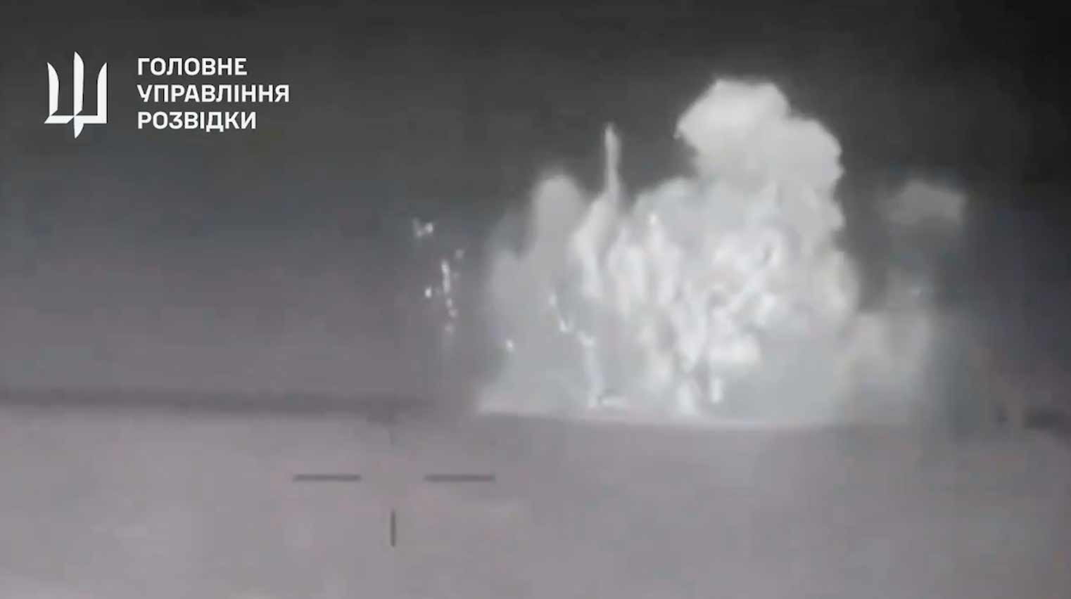 Nouvelle vidéo montre l'explosion qui a coulé le navire russe Sergey Kotov. Reproduction Twitter @wartranslated