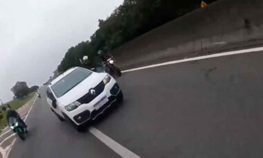 Vídeo: Durante suposta briga de trânsito, motorista derruba motociclista em plena rodovia