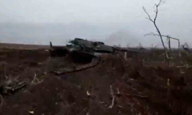 Vídeo: Russos registram imagens de tanque Abrams destruído na Ucrânia