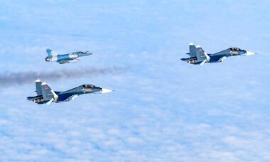 Vídeo: Mirage 2000-5 interceptam aeronaves russas próximas a países bálticos. Fonte, vídeo e fotos: Twitter @EtatMajorFR / @NATO_AIRCOM