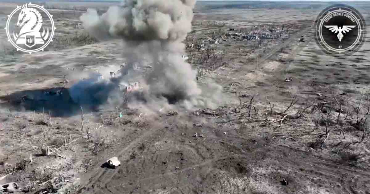 Video: Ukrainska Styrkor Förstör Rysk Robotfordon med Kamikaze-dron. Foto och video: https://t.me/The3rdForceUA