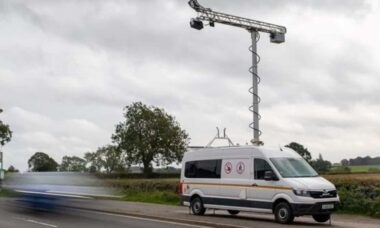 Motoristas no Reino Unido encaram multas por infrações capturadas com câmeras de IA