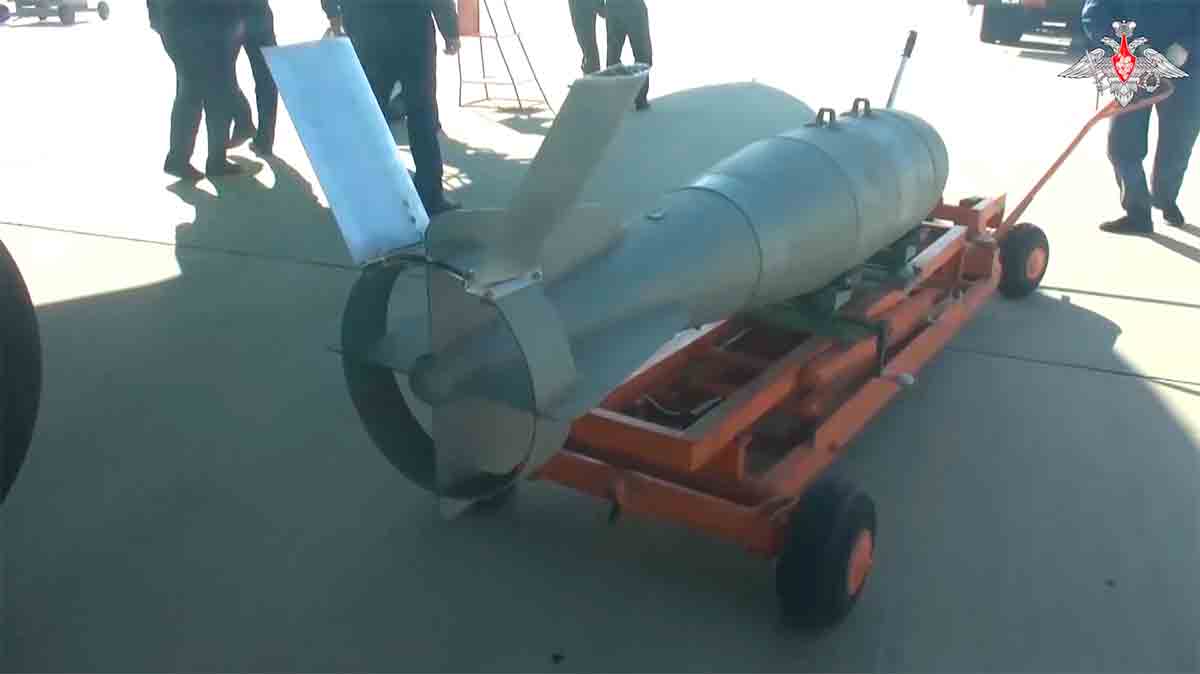 A videó a Su-34 robbanók közvetlen támadását mutatja a donyecki robbanókkal