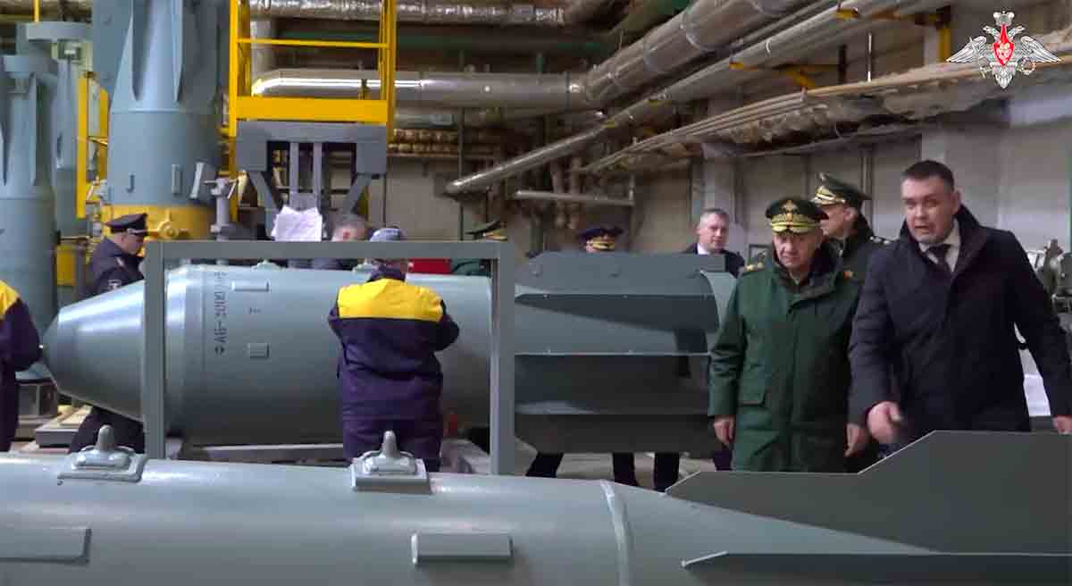 Video: Russian Defense Minister Inspects Mass Production of the Megabomb FAB-3000 - Carro e motos