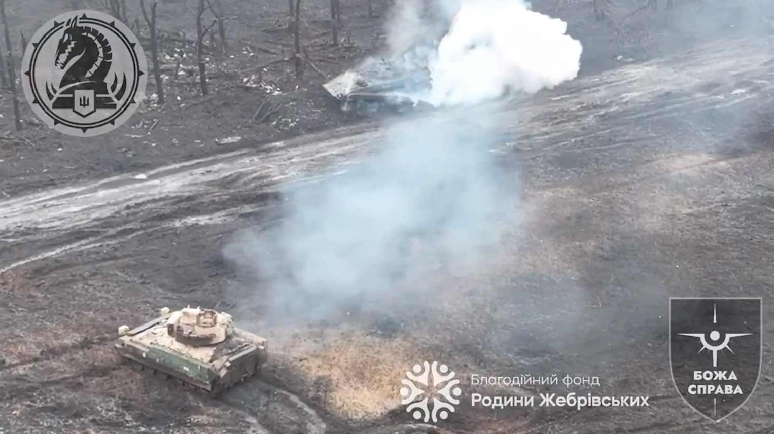 アブディイフカの前線でアメリカの装甲戦闘車ブラッドリーIFVが活動するビデオ