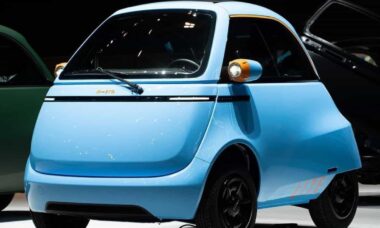 Microlino e Microlino Lite, novos carros bolha elétricos, fazem sucesso no Salão de Genebra 2024