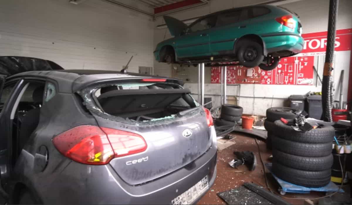 Autók egy vandalizmus által sújtott környezetben rejtegetik őket egy elhagyatott autókereskedésben Németországban. Fotó: YouTube @ForgottenBuildings