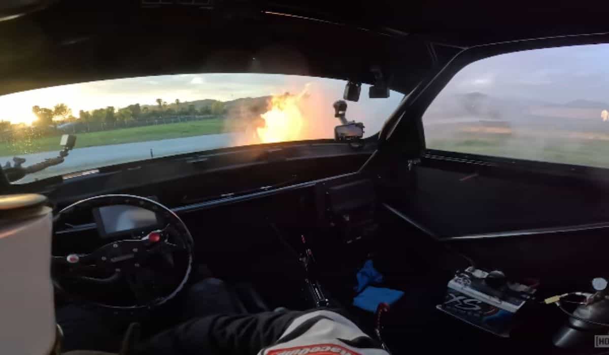 Chevrolet Silverado vliegt in brand na opwindende race tegen een Audi R8