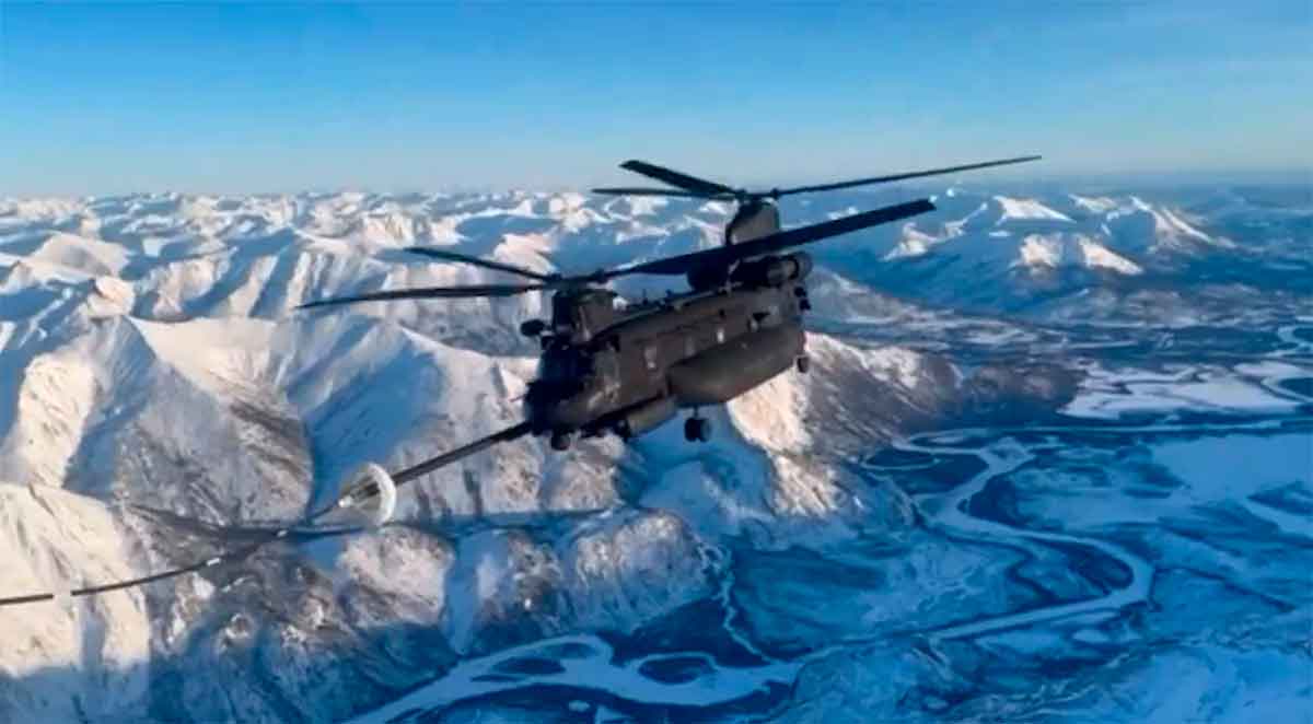ビデオは北極でのMH-47Gチヌークヘリコプターの給油を示しています