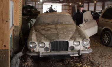 Kolla in Jaguar Mark X, som spenderade 30 år i en ladugård, har restaurerats och är till salu. Foto: Reproduktion YouTube @DetailDane