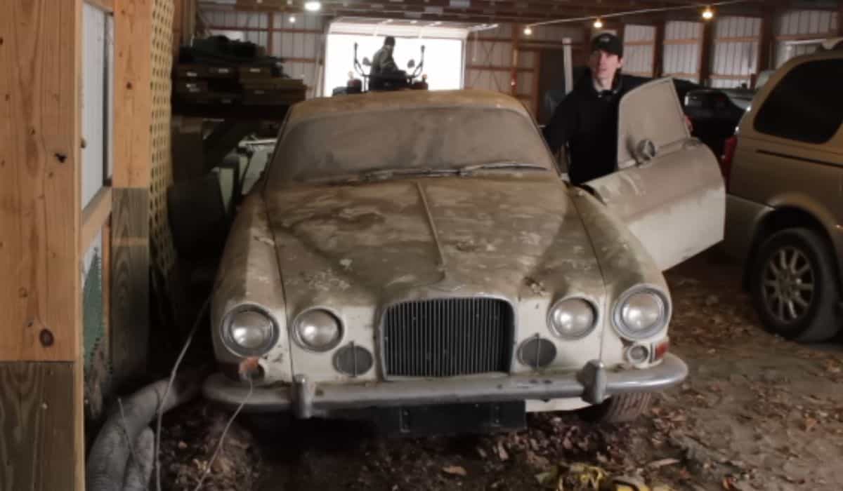 Découvrez la Jaguar Mark X, qui a passé 30 ans dans une grange, est restauré et mis en vente. Photo : Reprodução YouTube @DetailDane