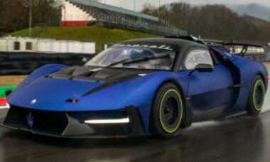 MCXtrema da Maserati inicia testes na pista de corrida antes da entrega aos clientes