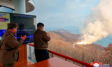 Coreia do Norte avança com míssil hipersônico destinado a atacar bases dos EUA. Fonte e fotos: KCNA
