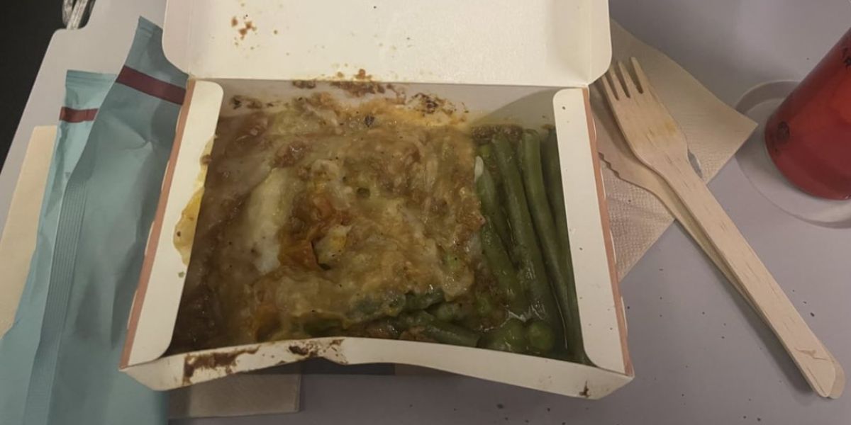 Foto av tveksam måltid från Qantas Airways väcker kontrovers på sociala medier
