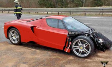 Ferrari Enzo é destruída em acidente na Alemanha