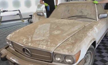 Vídeo mostra 'ressurreição' de Mercedes-Benz SL conversível abandonada