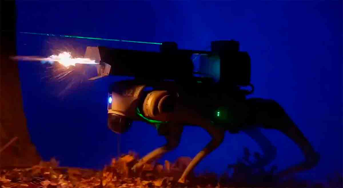 Video: Throwflame paljastaa Thermonator-robottikoiran, jossa on kiinnitetty liekinheitin. Kuva ja video: Reproduktio Twitter: @WallStreetSilv