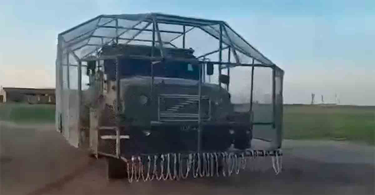 Den russiske pansrede Z-STS 'Akhmat' får improviseret dronebeskyttelse. Foto og video: Telegram milinfolive