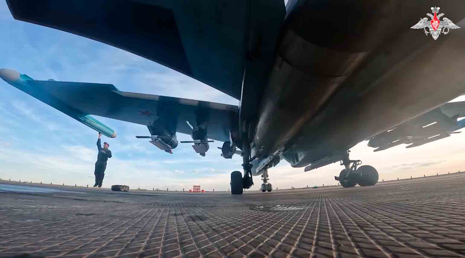Vídeo: Su-34 russo destrói posições ucranianas com novas bombas termobáricas ODAB-500 guiadas. Fonte e imagens: Telegram /mod_russia