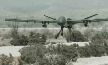 Vídeo: Drone destroi alvos usando canhão aéreo em demonstração no deserto. Fotos e vídeo: Reprodução Twitter @GenAtomics_ASI