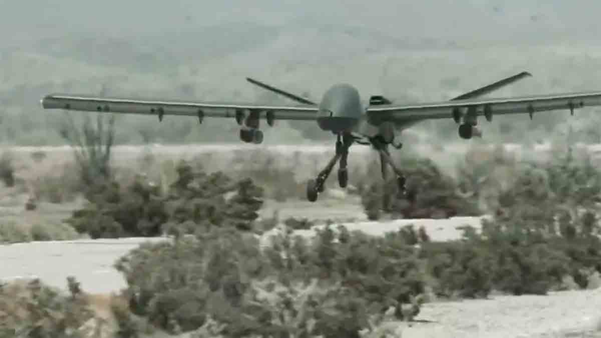 Vidéo : Drone détruit des cibles en utilisant un canon aérien lors d'une démonstration dans le désert. Photos et vidéo : Reproduction Twitter @GenAtomics_ASI