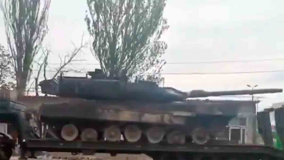 Video: Fanget Ukrainsk Leopard Tank vil Blive Udstillet i Moskva. Fotos og videoer: Twitter Reproduktion @sputnik