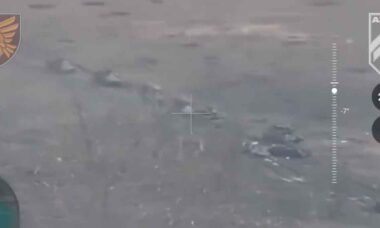 Vídeo mostra coluna de blindados russos sendo destruída em Donetsk. fotos e vídeo: Twitter @EuromaidanPress