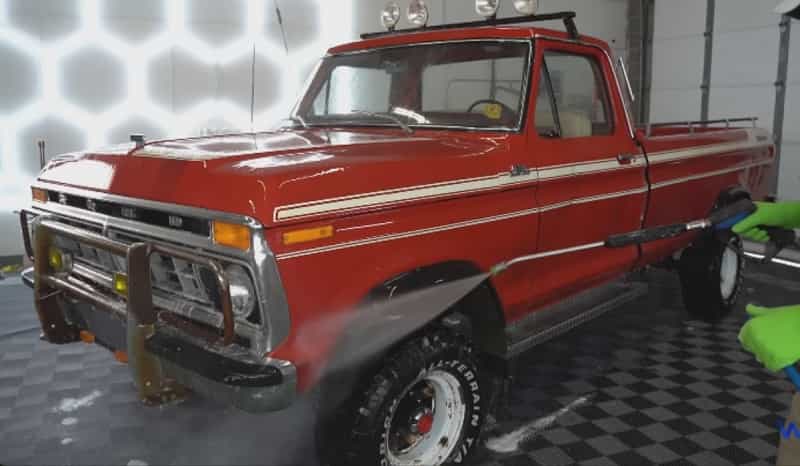 Ford F-250 from 1977 is rescued. Photo: Reproduction YouTube @WDDetailing