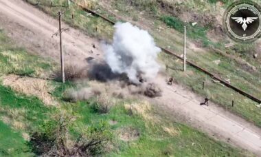 Vídeo: Drone ataca veículo 4x4 com oficiais russos na Ucrânia