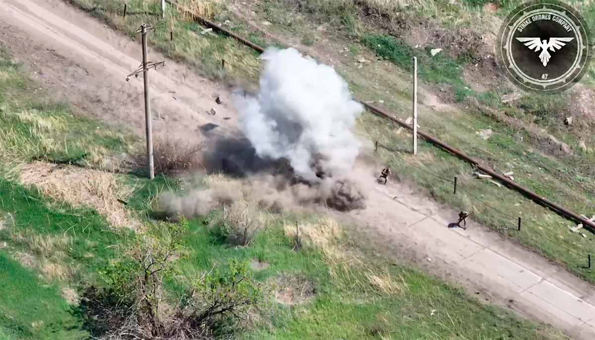 Vidéo : Un drone attaque un véhicule tout-terrain 4x4 avec des officiers russes en Ukraine