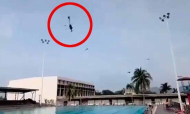 Vídeo: Dois helicópteros da Marinha Real da Malásia colidem no ar. Vídeo: Reprodução Twitter @sentdefender.