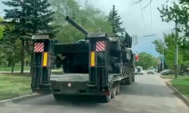 Tanque Leopard ucraniano capturado é levado para a Rússia. Vídeo: Reprodução Twitter @SputnikInt