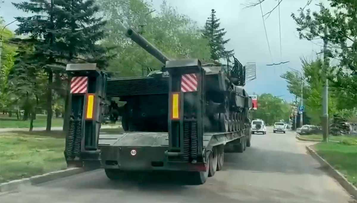 Vangittu ukrainalainen Leopard-panssarivaunu viedään Venäjälle. Video: Toisto Twitter @SputnikInt