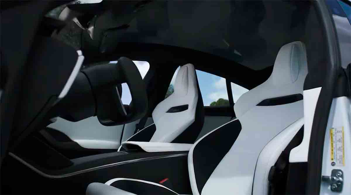 Tesla uvádí nová sportovní sedadla pro Model S Plaid v Severní Americe. Video a foto: Reprodukce Twitter @Tesla