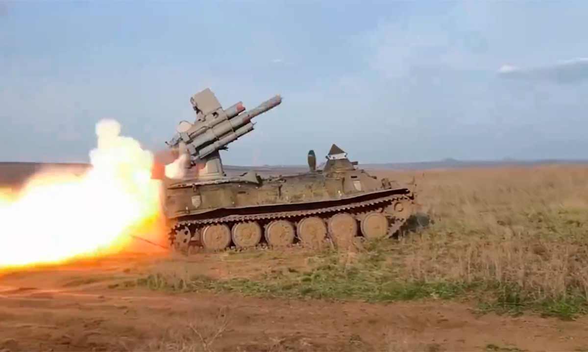 Vidéo : Les militaires russes font une adaptation bizarre d'un lance-roquettes naval sur un véhicule terrestre. Photo et vidéo : Reproduction Twitter @Military_oO