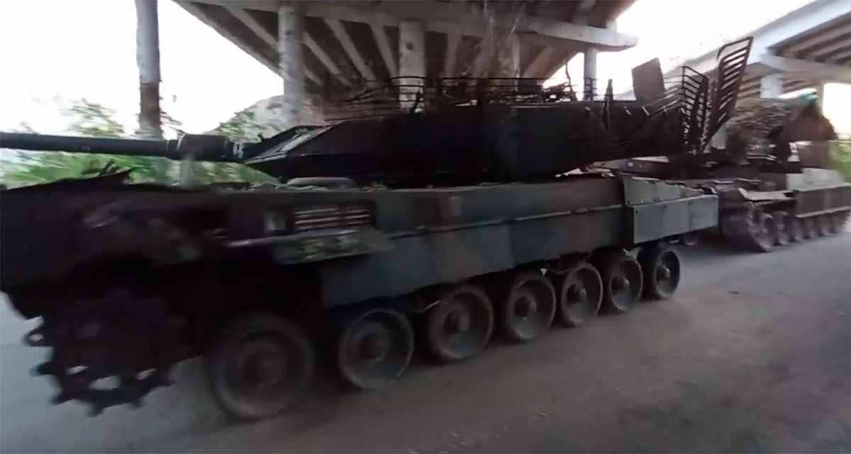 Oekraïense Leopard-tank wordt naar Rusland gebracht. Video: Reproductie Twitter @SputnikInt
