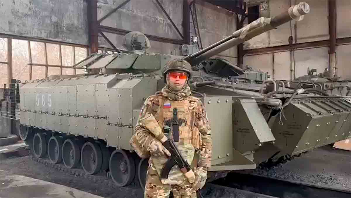 Vidéo : Version rare de véhicule blindé russe repérée en Ukraine. Photo et vidéo : Telegram / ovbron