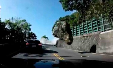 Vídeo Mostra Momento Assustador de Carros Fugindo de Deslizamento de Pedras Durante Terremoto em Taiwan. Foto e vídeo: Twitter @volcaholic1