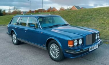 O raríssimo Bentley Turbo R, encomendada pela família real de Brunei, é restaurado
