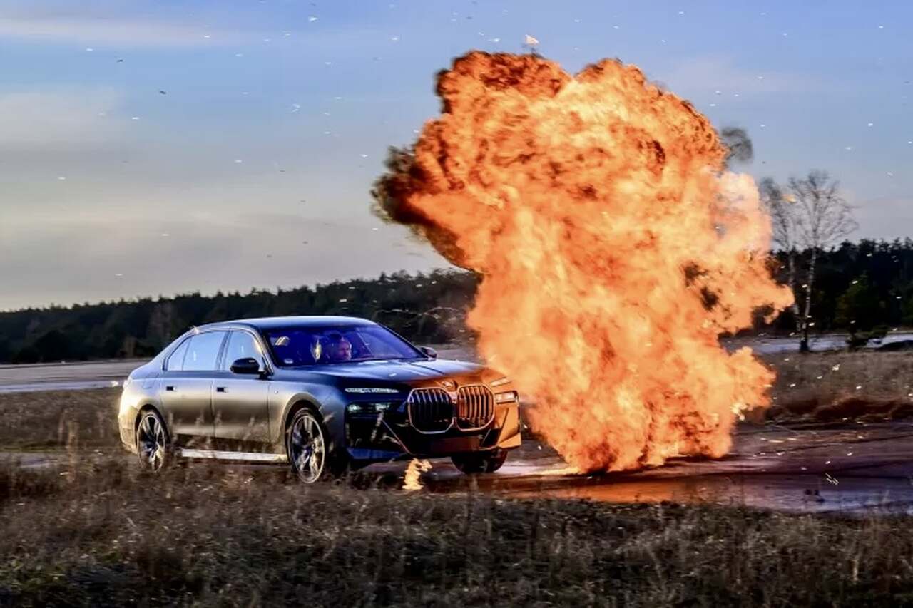 Una scuola di guida per auto blindate BMW include esplosioni degne di film