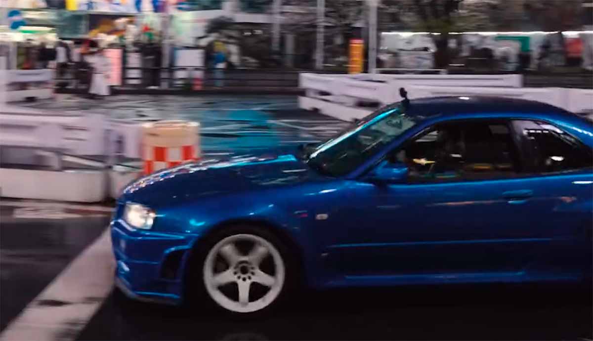 Video: Lewis Hamilton kjører Nissan Skyline R34 GT-R i Tokyo og sjokkerer nettet. Bilde og video: Instagram @13thwitness