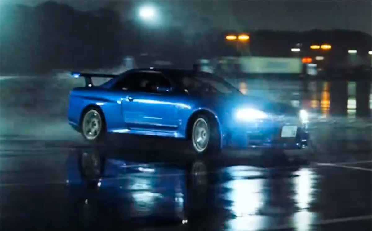 Video: Lewis Hamilton ajaa Nissan Skyline R34 GT-R:ää Tokiossa ja järkyttää webiä. Kuva ja video: Instagram @13thwitness
