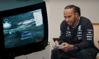 Lewis Hamilton surge jogando games clássico de corrida e desperta nostalgia