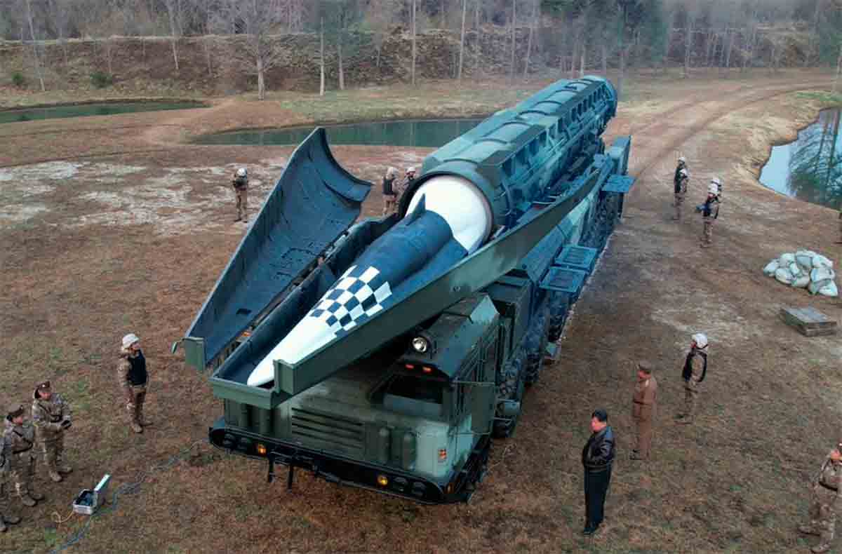 Közepes hatótávolságú hiperszonikus rakéta. Hwasong-16B. Fotó és videó: Twitter @MaimunkaNews